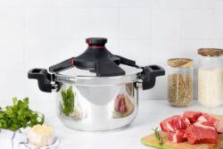 4_royal-prestige-pressure-cooker_lifestyle-image
